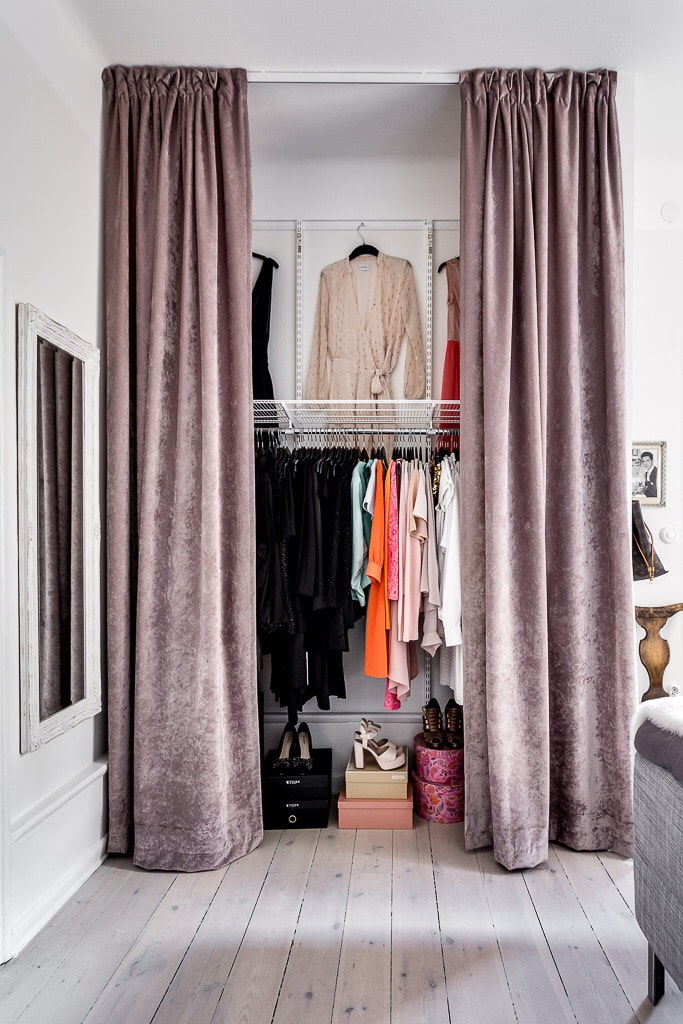 gardiner på dørene i det indre av garderoben
