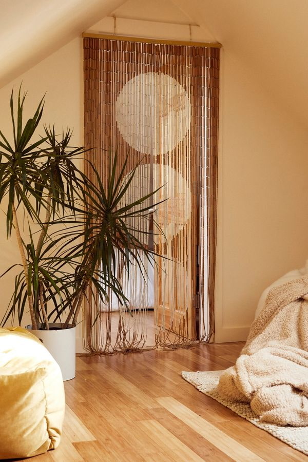 bambusa aizkari uz durvīm interjerā