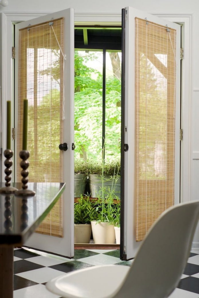 rideaux de bambou sur la porte à l'intérieur