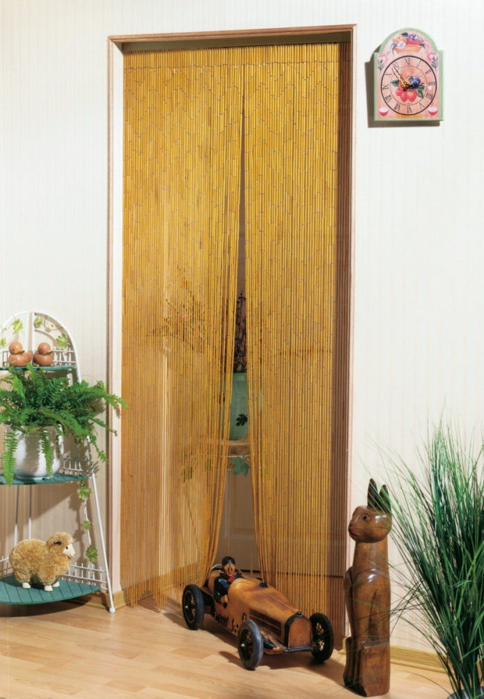 drvene zavjese na vratima u unutrašnjosti