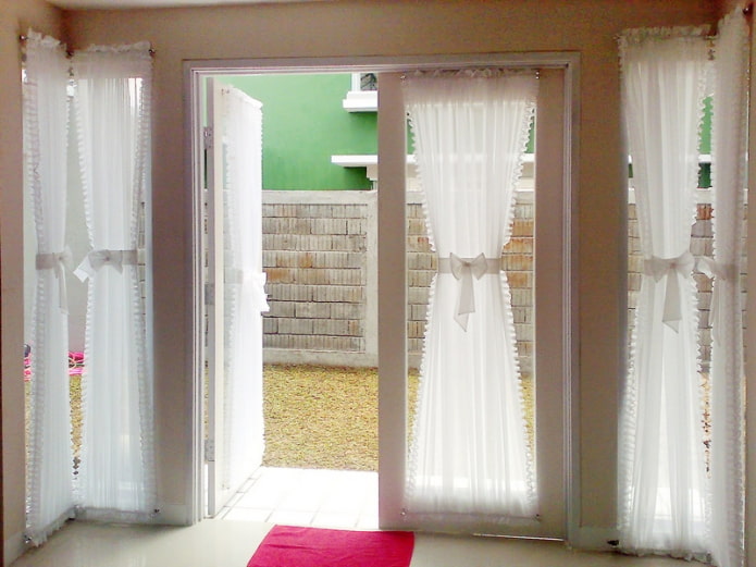 cortinas de ampulheta na porta do interior