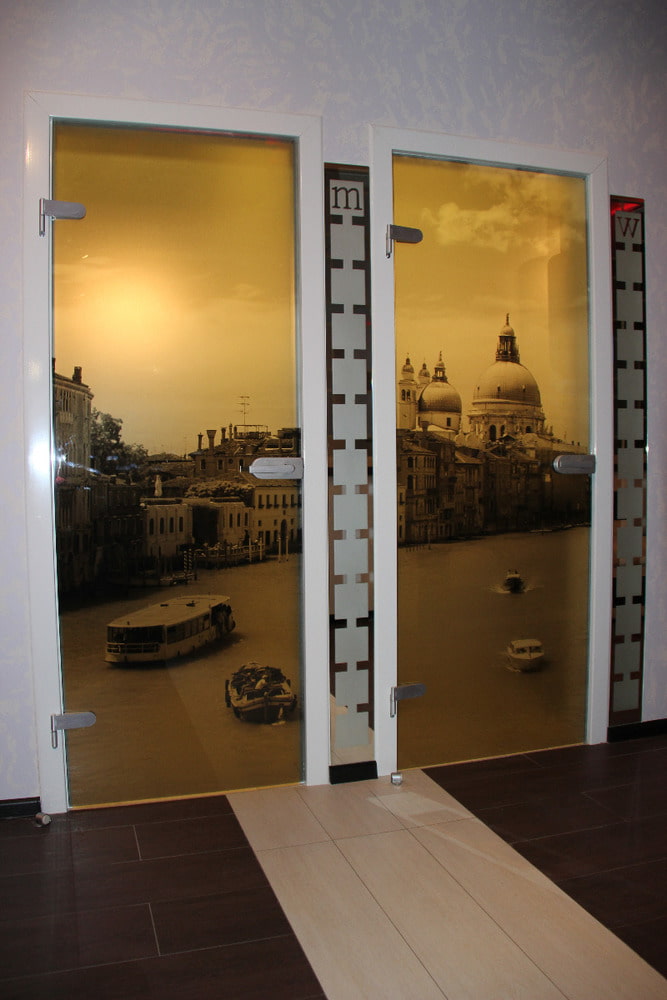 γυάλινες πόρτες με εκτύπωση φωτογραφιών στο εσωτερικό