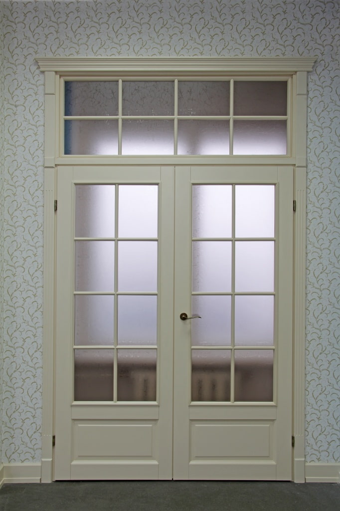 durvis ar stikla režģi interjerā