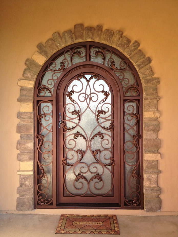 puerta de entrada de metal de hierro forjado