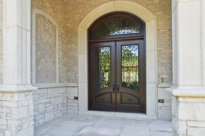 porta d’entrada amb forja i vidre