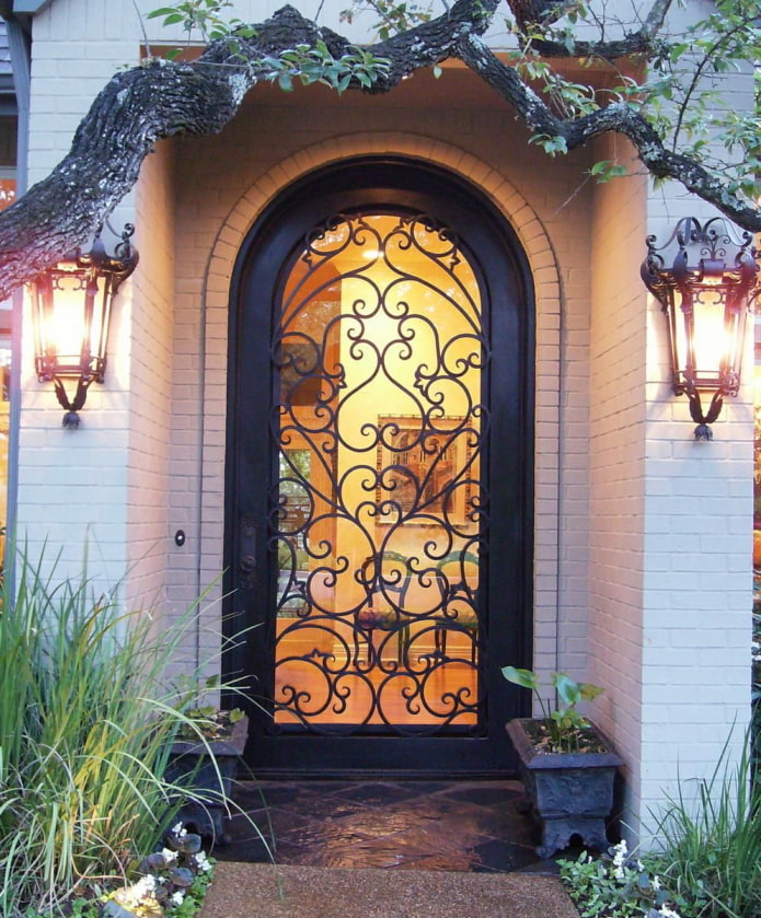 kované vzory na dveřích