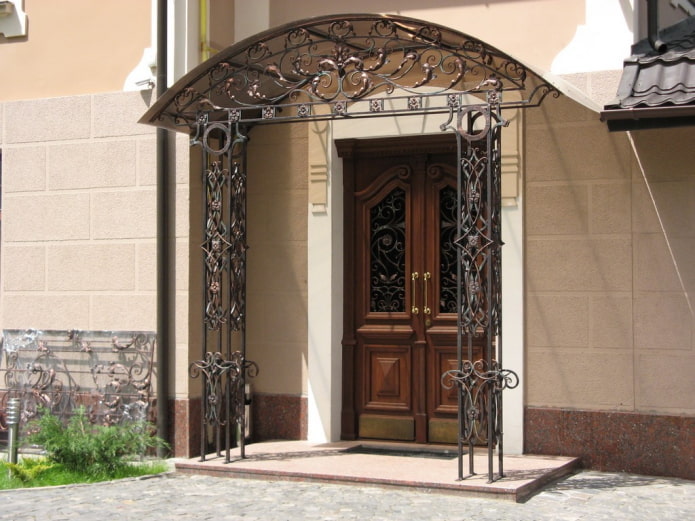 veranda s kovaným štítem