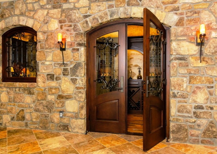 puerta de madera con elementos de forja