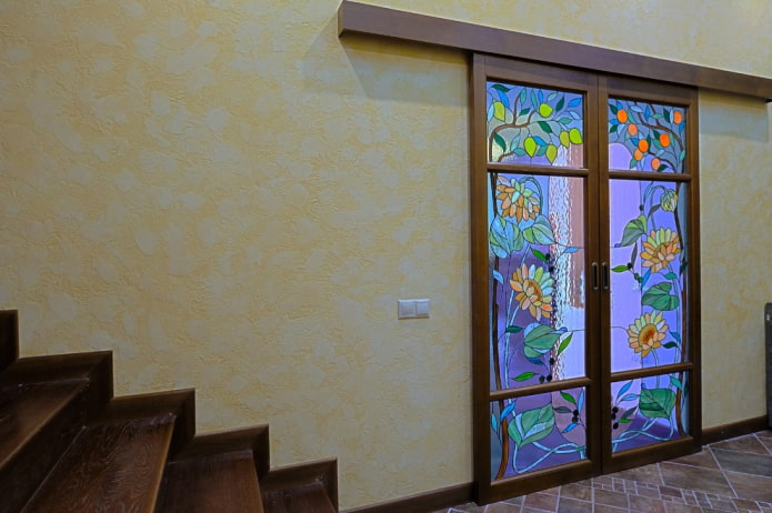 skyvedører av glassmalerier i interiøret