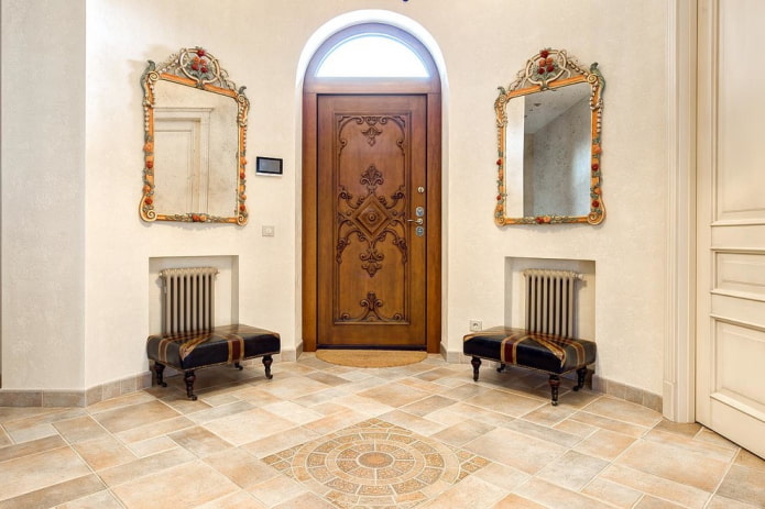 ușă de intrare sculptată în interior