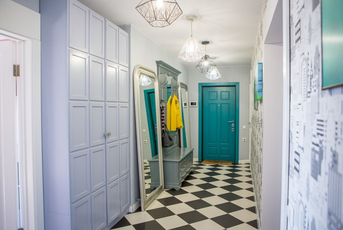 bejárati színes ajtók a belső térben