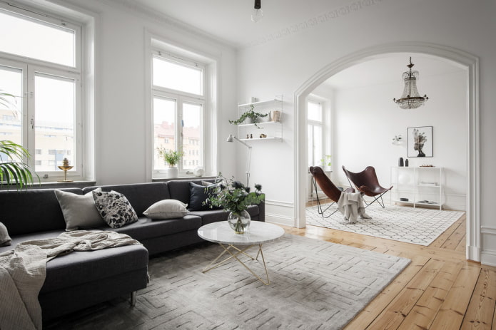 Дневна соба скандинавског стила са луком