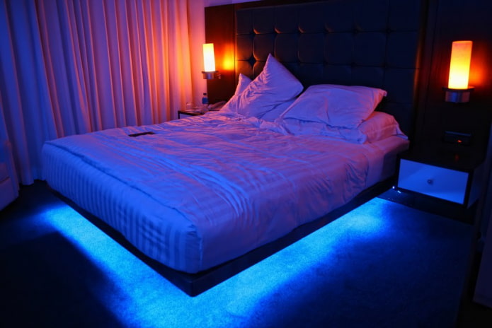 מיטה עם תאורה אחורית