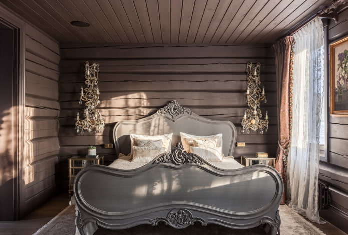 dřevěná postel s vyřezávanými čelemi v interiéru