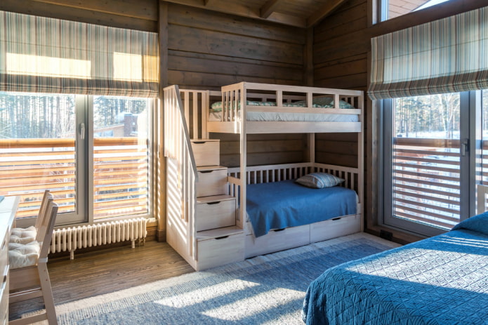 palanda dřevěná postel v interiéru