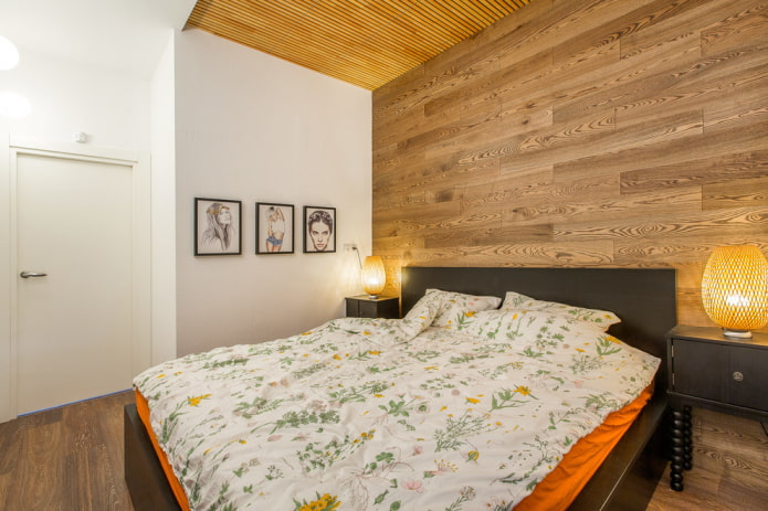 czarne drewniane łóżko we wnętrzu