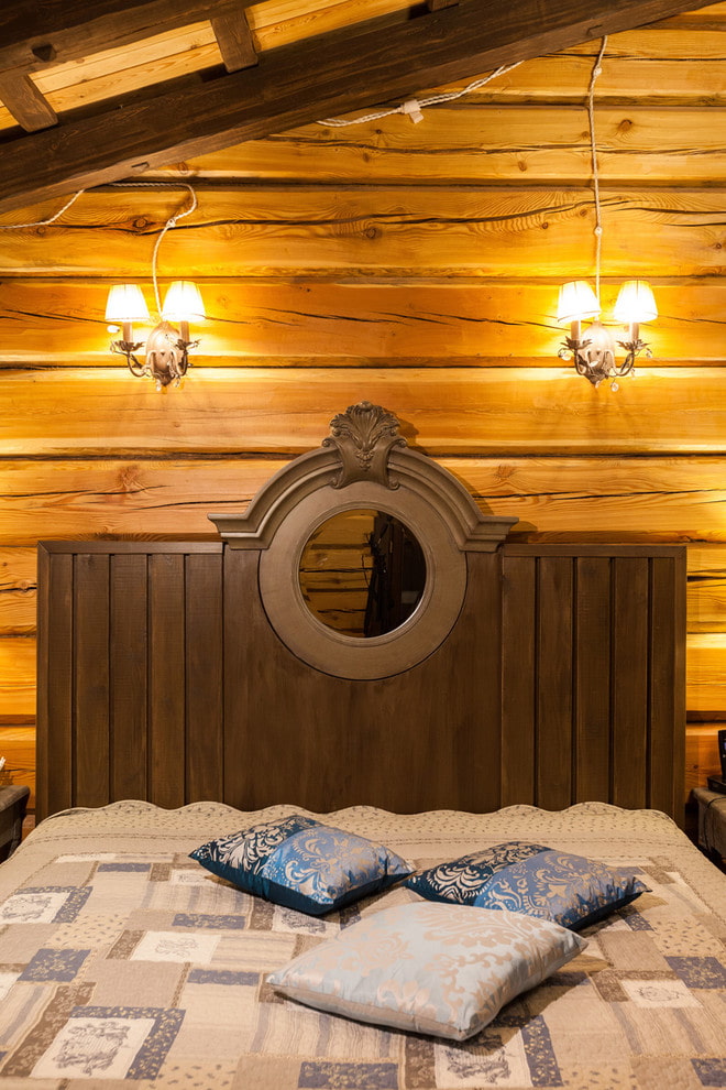 drewniane łóżko z rzeźbionymi zagłówkami we wnętrzu