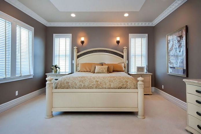 giường gỗ màu be trong nội thất