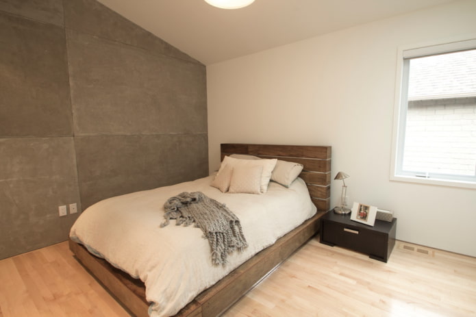 hnedá drevená posteľ v interiéri