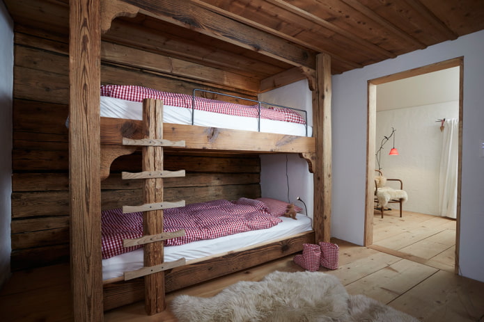 cama de madeira crua no interior