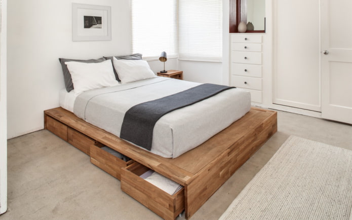 cama de madeira com gavetas no interior