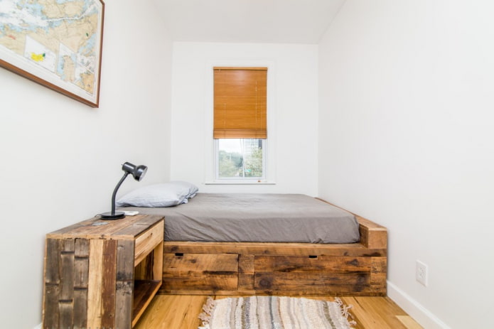 kartáčovaná dřevěná postel v interiéru