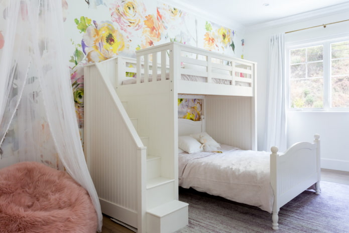 drewniane łóżko w pokoju dziecinnym dla dziewczynki