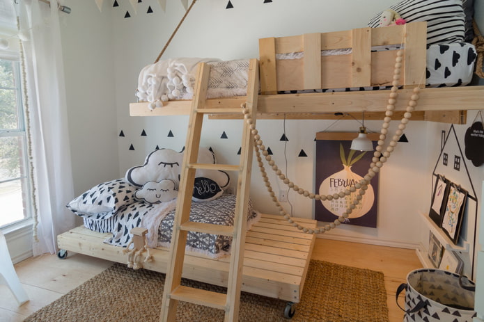 дрвени кревет у скандинавском стилу