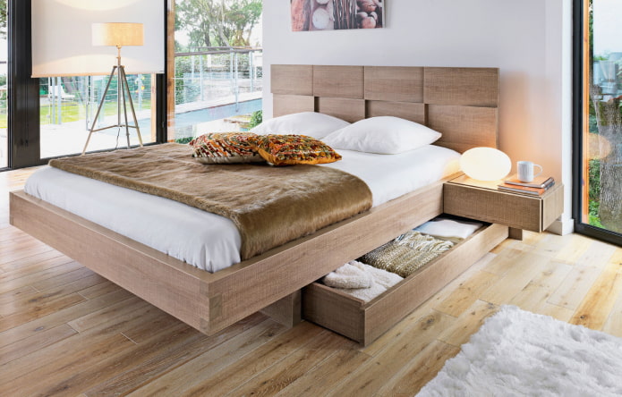 koka gulta ar atvilktnēm interjerā