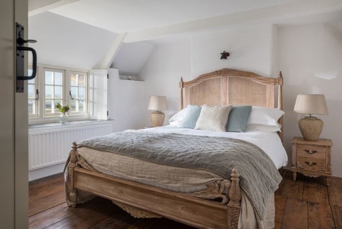 starožitné dřevěné postele v interiéru