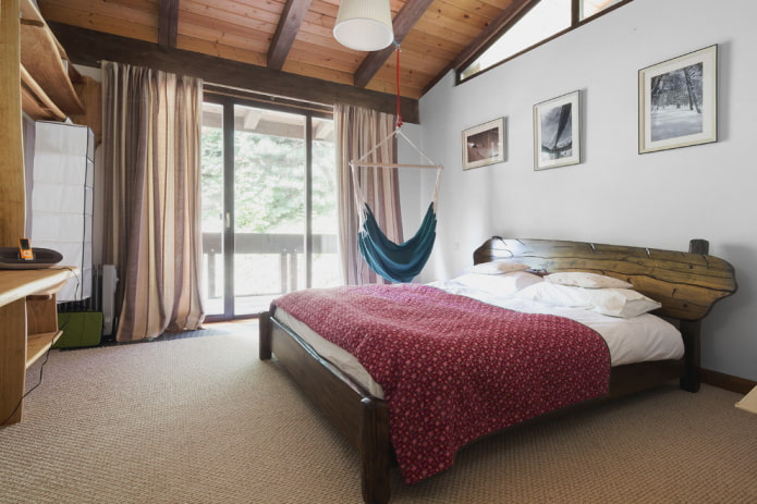 dřevěná postel v ložnici