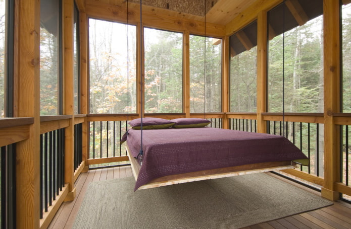 cama rectangular de madera en el interior