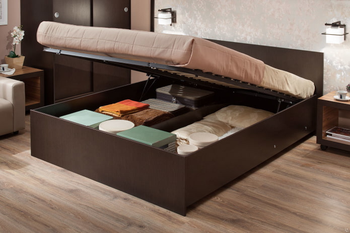 drewniane łóżko z mechanizmem podnoszącym