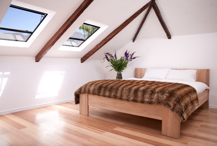дървено легло в интериора