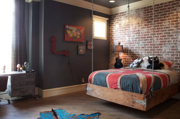 cama de madera en la habitación de un adolescente