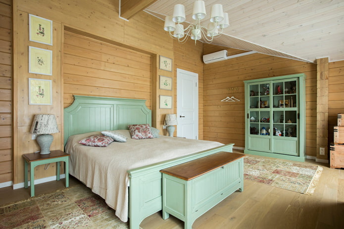 dřevěná postel v provence stylu