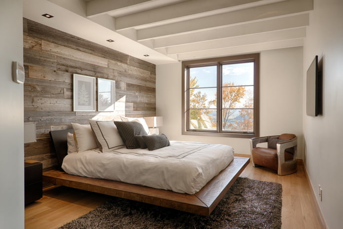 nízká dřevěná postel v interiéru