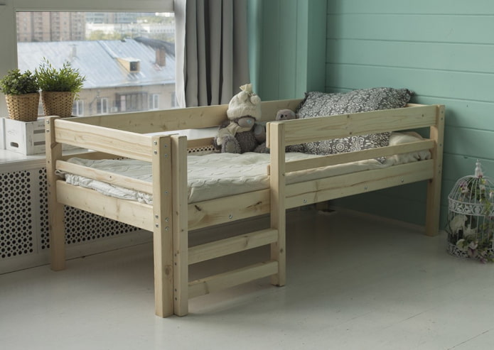 γωνιακό ξύλινο κρεβάτι στο εσωτερικό