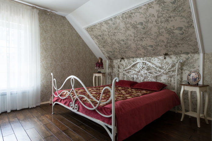 kaltas dzelzs gulta Provansas stila guļamistabā