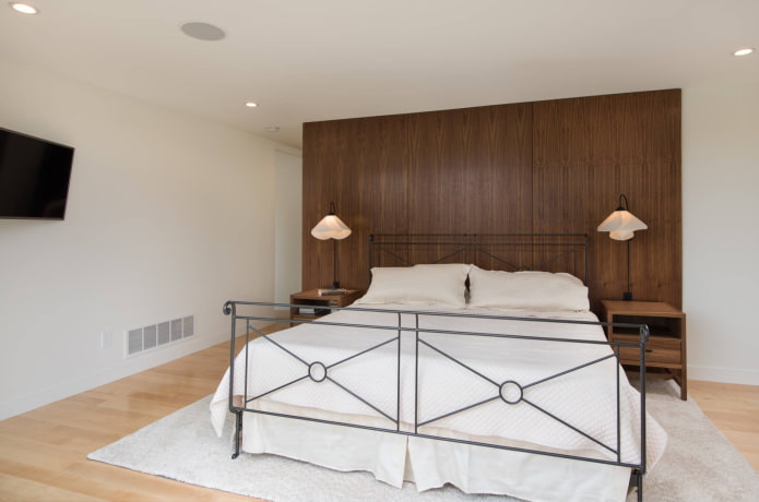 nowoczesne łóżko z kutego żelaza w sypialni