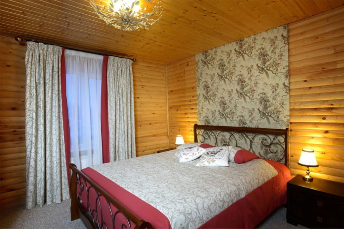llit amb capçalera de fusta a l’interior