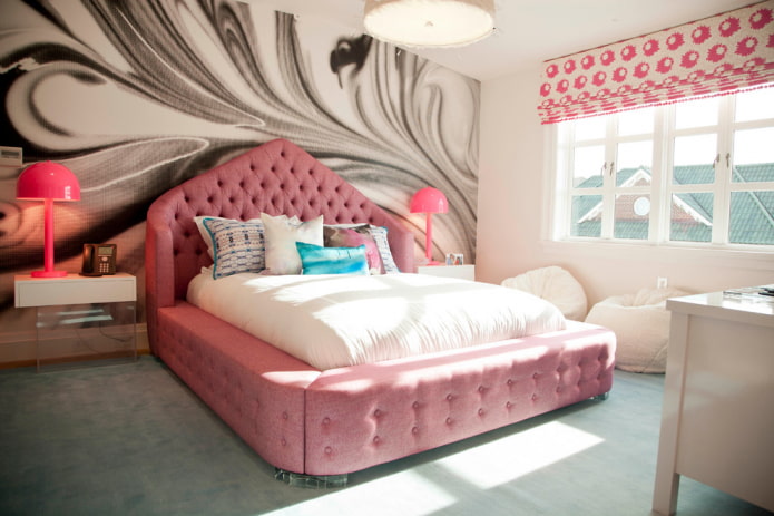 cama con cabecero rosa en el interior