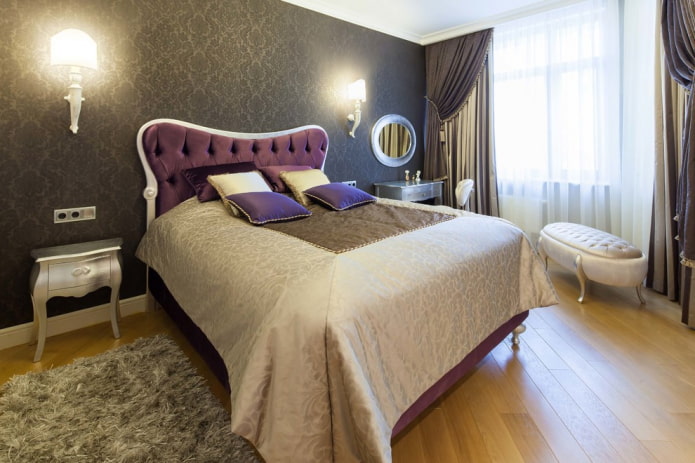postel s fialovým čelem v interiéru