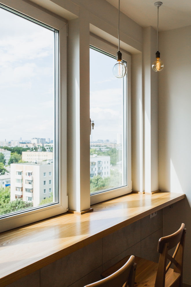 eine Bartheke auf einem Balkon von einem Fensterbrett