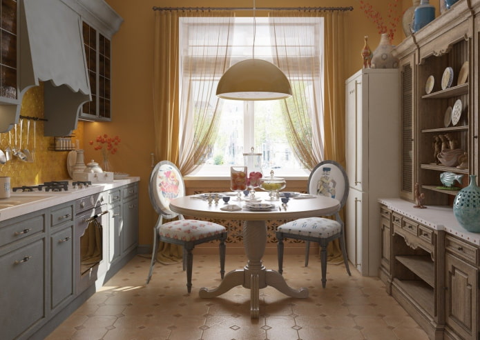 rundt bord på kjøkkenet i provence-stil