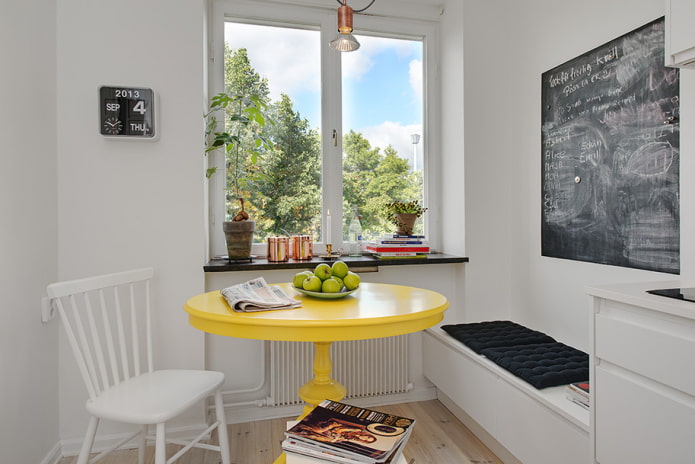 kulatý stůl v interiéru kuchyně