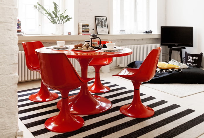 kulatý červený stůl v interiéru obývacího pokoje v kuchyni