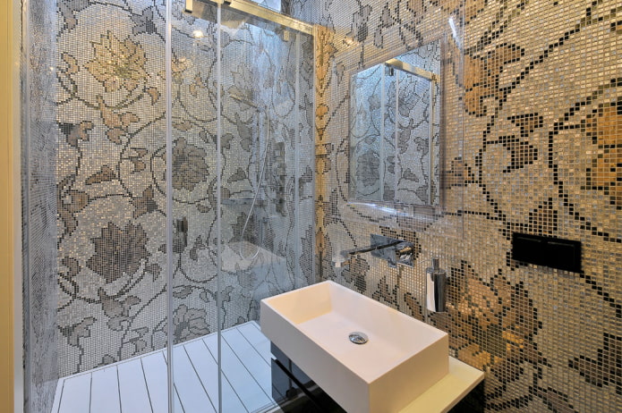 beige mosaik i det indre af badeværelset