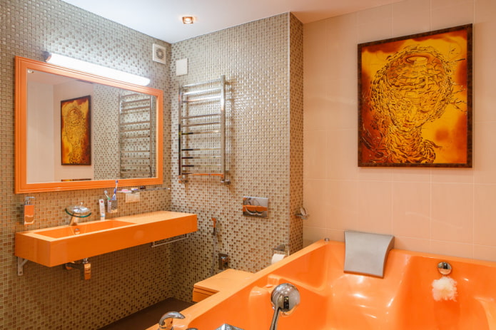 mosaïque combinée avec des carreaux dans la salle de bain