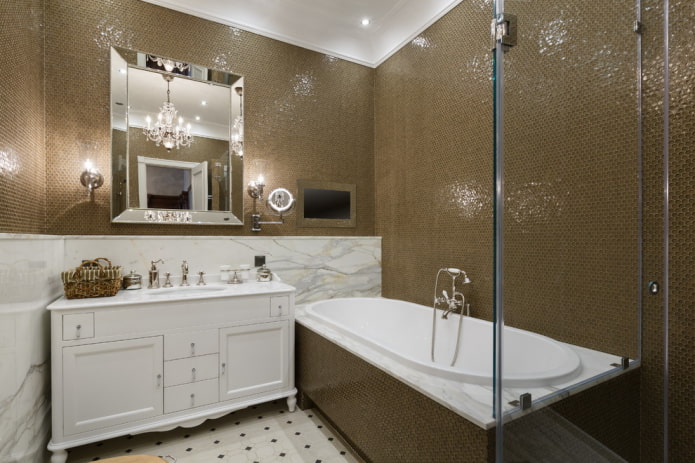 hnedá mozaika v interiéri kúpeľne